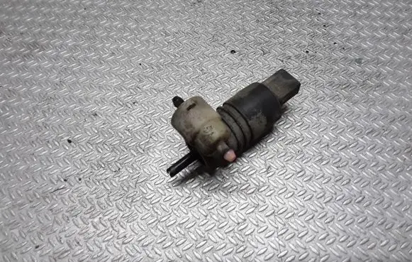 Volkswagen PASSAT B5.5 Windscreen/windshield washer pump