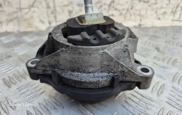 Engine mount bracket