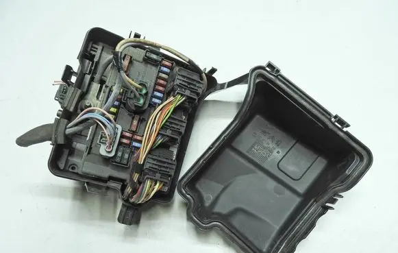 Peugeot 207 Fuse module 9664997780