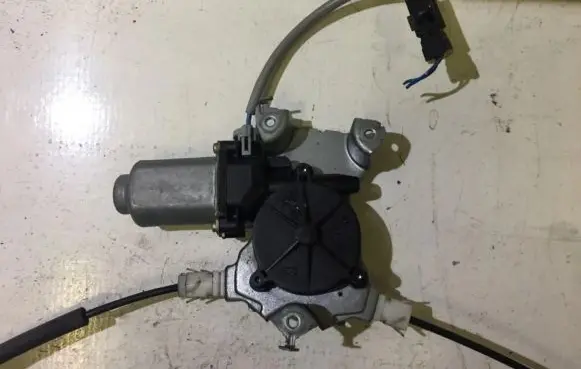 Nissan Almera N16 Front door window regulator motor 40601t3