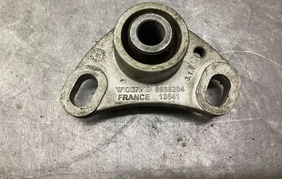Volvo V70 Engine mount bracket 8666204 13541