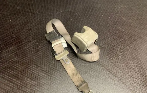 Nissan X-Trail T30 Middle seatbelt (rear) 0430095
