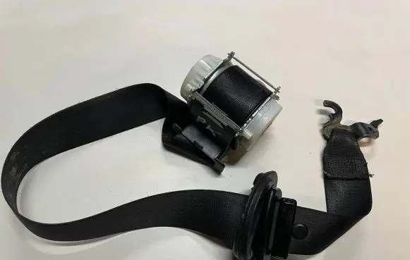BMW 1 E81 E87 Front seatbelt 33059848