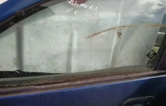 Nissan Almera N16 Front door window glass four-door