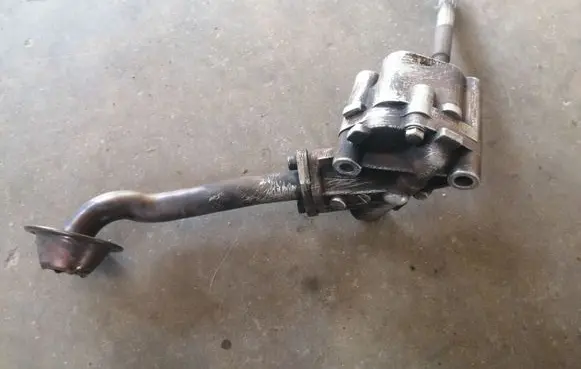 Audi A4 S4 B5 8D Oil pump 058115153