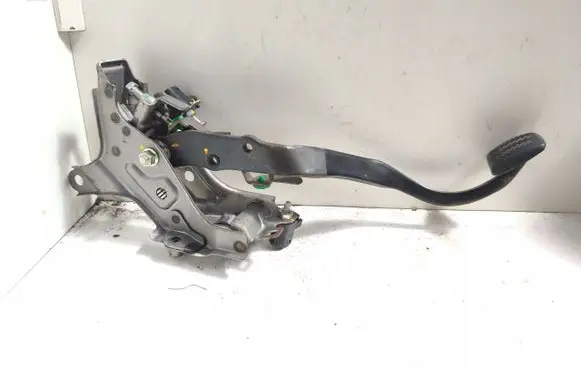 Toyota Auris 150 Clutch pedal 3130112511