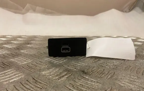 Volvo XC90 USB socket connector 31407038