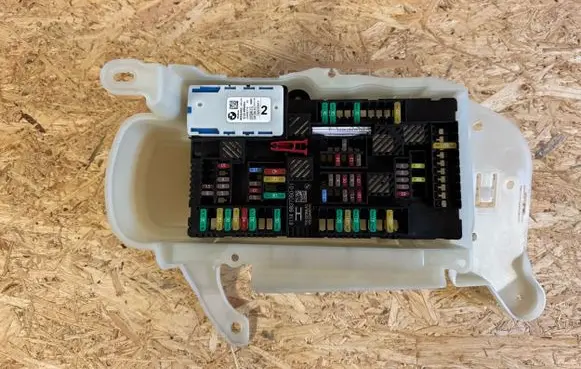BMW 5 G30 G31 Fuse module 6837090 18B225AA0860