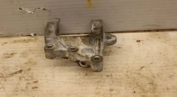 Chrysler Town u0026 Country V Gearbox mounting bracket 4721335AA