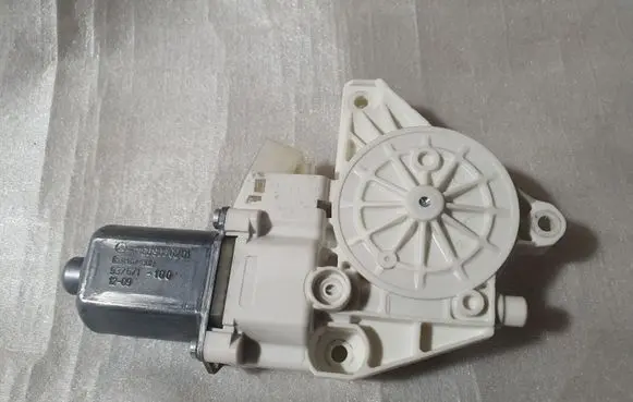 Mercedes-Benz GL X166 Front door window regulator motor A1669060201 0130822754