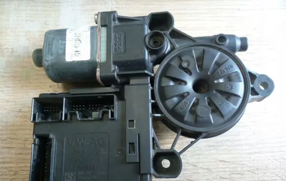 Volkswagen PASSAT B7 Front door window regulator motor 3C0959792C NE59822