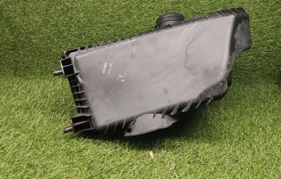 Volkswagen Touareg II Air filter box 7P0129607B 7P0129620