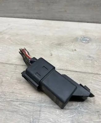 Volkswagen PASSAT B8 Glow plug pre-heat relay 038973721B