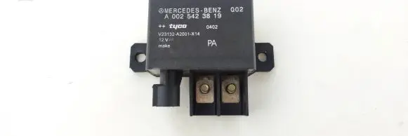 Mercedes-Benz E W211 Glow plug pre-heat relay A0025423819 0402 V23132A2001X14