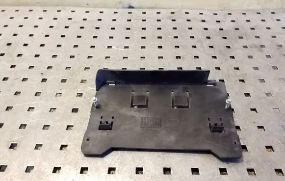 Land Rover Discovery 3 - LR3 Other engine bay part YRN000112
