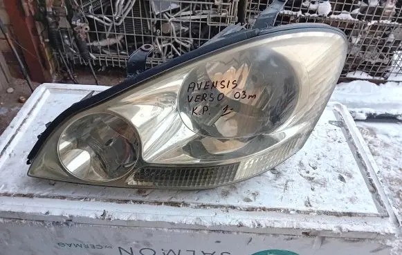 Toyota Avensis Verso Headlight/headlamp