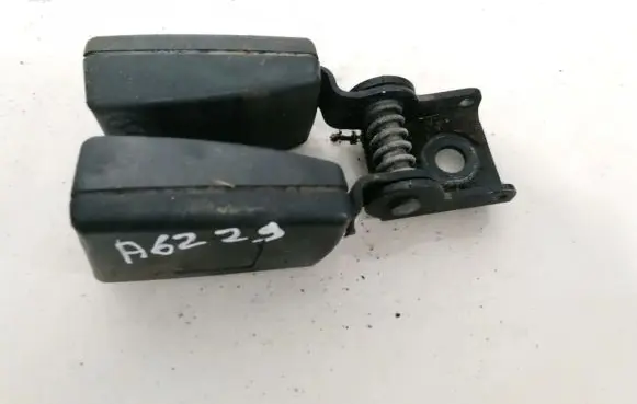 Middle seatbelt buckle (rear)