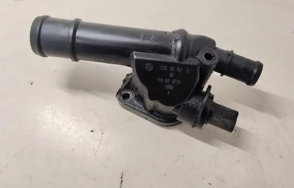 Volkswagen PASSAT B6 Engine coolant pipe/hose 03G121132B