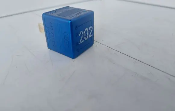 Volkswagen PASSAT B5 Other relay 8A0951253
