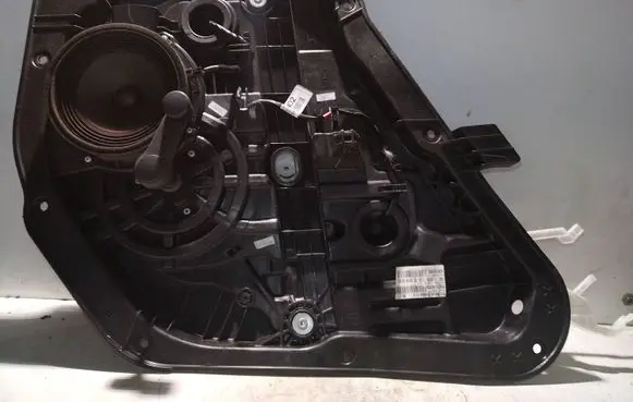 Rear door manual window regulator
