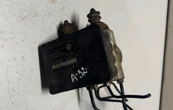 Volkswagen Golf V ABS Pump 1K0907379E 00007194D2 10096003493
