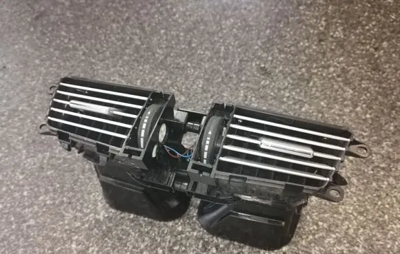 Mercedes-Benz E W212 Dash center air vent grill A2128302554