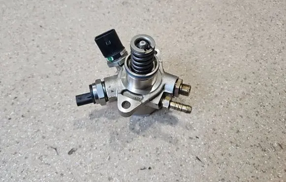 Audi A7 S7 4G Fuel injection high pressure pump 079127025M 06H906051G