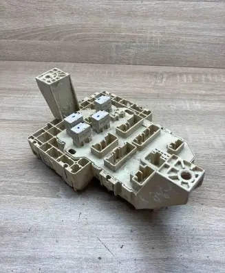 Suzuki Swift I Fuse module U290IZI0 YN222R 070510