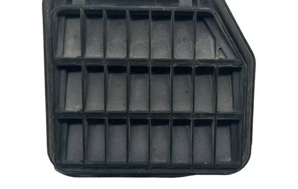 Quarter panel pressure vent