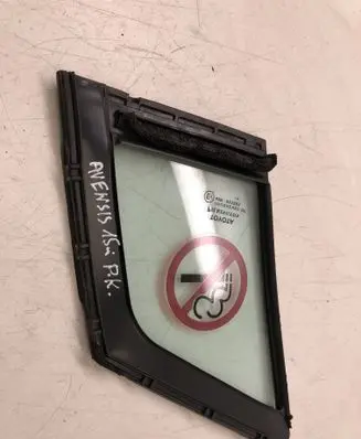 Toyota Avensis T270 Front door vent window glass four-door 6821605010
