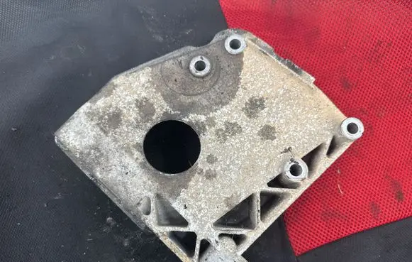Engine mounting bracket