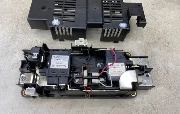 Nissan Leaf I (ZE0) Battery relay fuse 294A13NA1B 201211000317