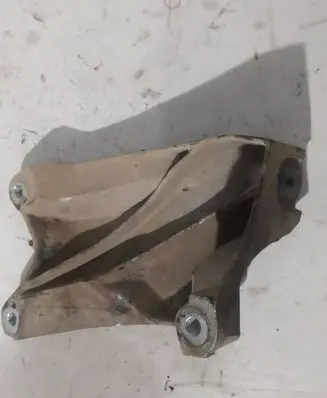 Volkswagen Touareg II Engine mounting bracket 7L8199308B