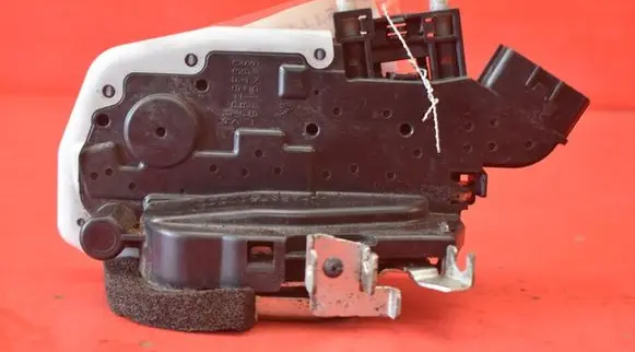 Nissan Micra Front door lock G8313610