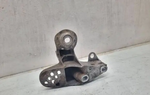 Volkswagen PASSAT B5.5 Engine mounting bracket 8E0199351F