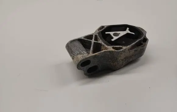 Volvo XC40 Engine mount bracket