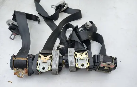 Volkswagen Golf IV Front seatbelt