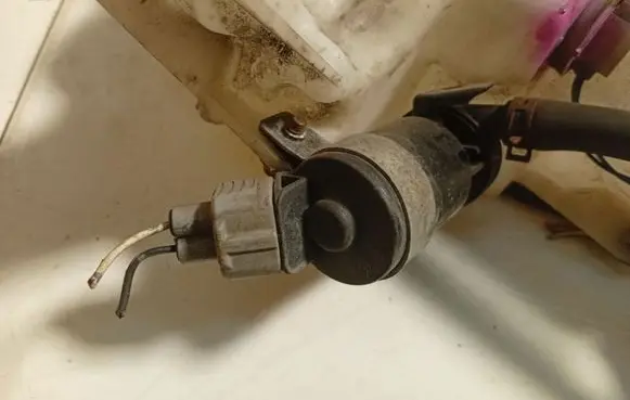 Mazda 3 II Headlight washer pump