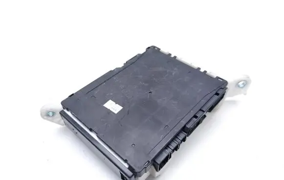 Toyota Hilux VIII Fuse module 8273071030