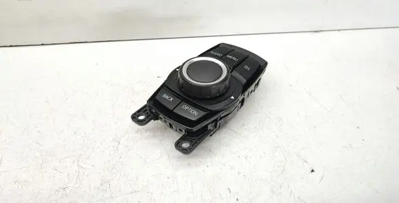 Head unit multimedia control