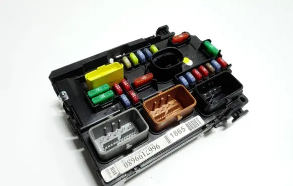 Peugeot 207 Fuse module 9667199680