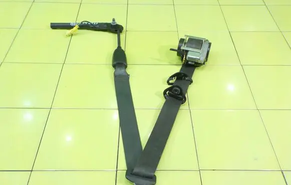 Opel Astra J Front seatbelt 624131900 BEZPIECZENSTWA
