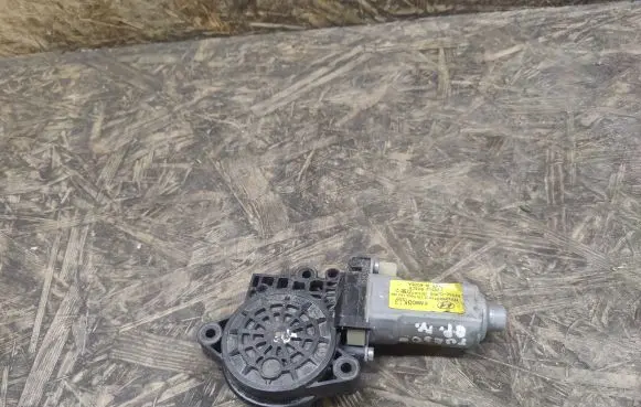 Hyundai Tucson LM Front door window regulator motor 824602E000