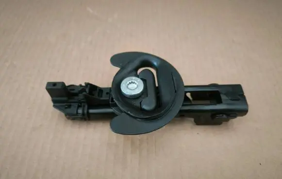 Volkswagen Golf VII Seat belt height adjuster 8V0857819