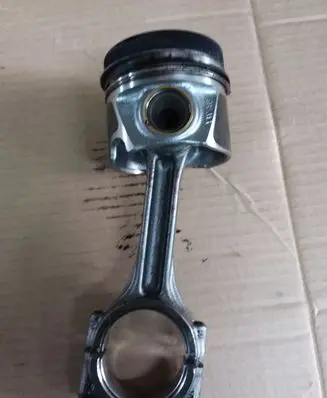 Volkswagen Tiguan Piston with connecting rod
