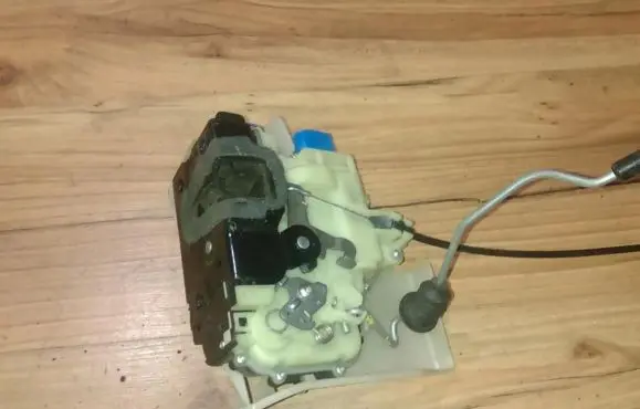Volkswagen Polo IV 9N3 Front door lock 6q4837085a