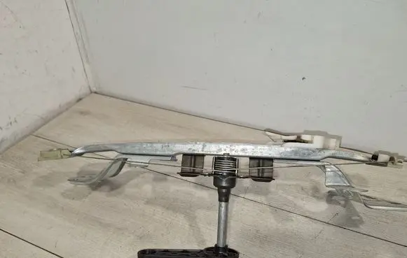 Rear door manual window regulator