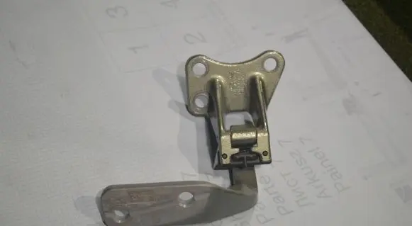 Tailgate/trunk/boot hinge