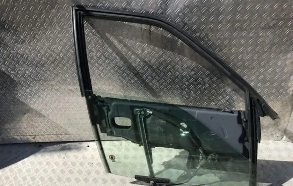 Audi 80 90 B3 Front door window/glass frame 