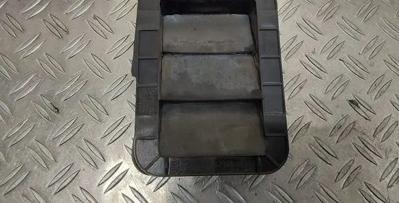 Quarter panel pressure vent